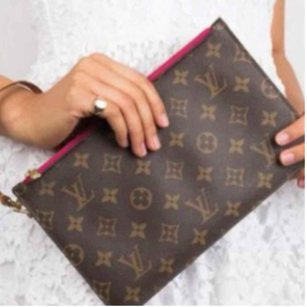 💎✨BEAUTIFUL✨💎Authentic Louis Vuitton Monogram Canvas Leather Brown Wristlet